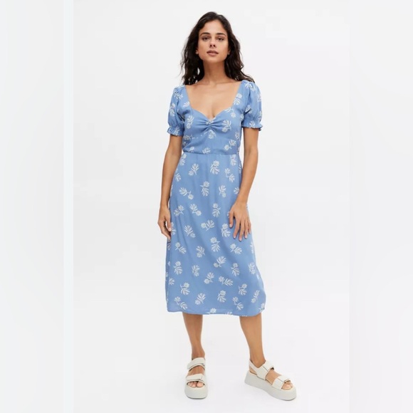 Billabong Dresses & Skirts - Billabong Love Letters

Floral Midi Dress Blue Floral Midi Dress